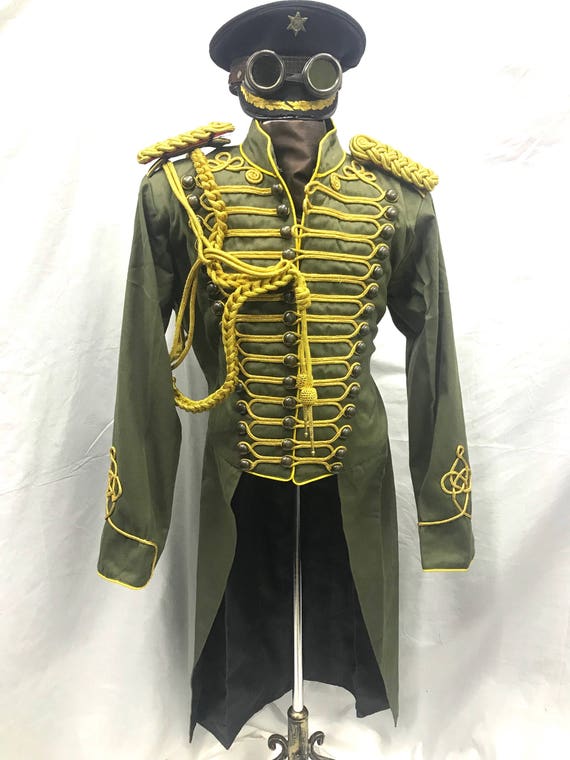 5 pcs tenue tenue tenue militaire l’armée d’Olivier avec de l’or tresse Hussar veste avec Aiguillette, épaulettes & armée hat avec coffre Goggles.size 44/46 5 pcs tenue tenue tenue militaire l’armée d’Olivier avec de l’or tresse Hussar veste avec Aiguillette, épaulettes & armée hat avec coffre Goggles.size 44/46