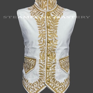 Peut inclure: Un gilet blanc avec broderie dorée. Le gilet présente un col montant, des boutons dorés et des motifs floraux et de feuilles complexes. La broderie est détaillée autour du col, du devant et des poches, créant un look formel et élégant.