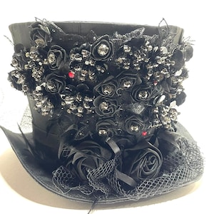 Steampunk zwarte zijden hoge hoed met 3D-veters en handgemaakte zwarte rozen en juwelen in 55,56 cm