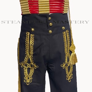Può includere: Pantaloni neri con bordatura in passamaneria dorata e cintura intrecciata rossa e dorata. I pantaloni hanno vita alta e sono sartoriali.