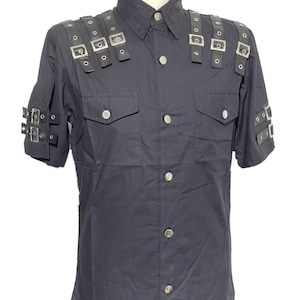 Camicia nera punk gotica con fibbie su spalle e maniche con occhielli