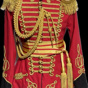Giacca rossa da ussaro: cappotto da ufficiale militare imperiale intrecciato