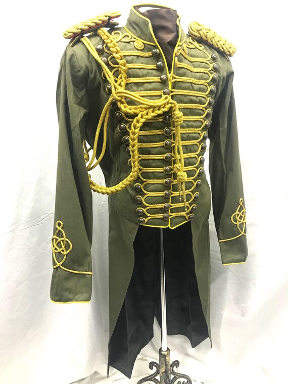 5 pcs tenue tenue tenue militaire l’armée d’Olivier avec de l’or tresse Hussar veste avec Aiguillette, épaulettes & armée hat avec coffre Goggles.size 44/46 5 pcs tenue tenue tenue militaire l’armée d’Olivier avec de l’or tresse Hussar veste avec Aiguillette, épaulettes & armée hat avec coffre Goggles.size 44/46