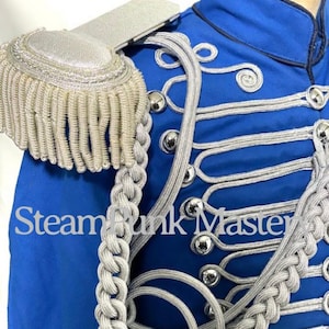 Chaqueta de oficial de húsar militar para hombre en azul real con aiguillette plateada y charreteras de alambre pesado