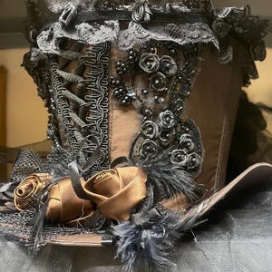 Edwardiaanse damesrozen aan de voorkant Bruin corseted satijnen hoge hoed achterkant bustle verkrijgbaar in 55,56,57,58 cm