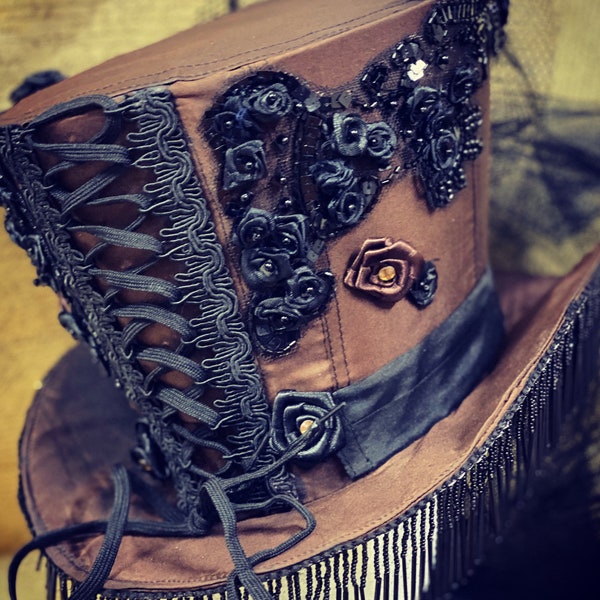 Devant marron corseté avec GLASS fRINGES Bonnet haut de forme en satin avec bijoux, perles et buste arrière disponible en 4 tailles 55,56, 57,58cm