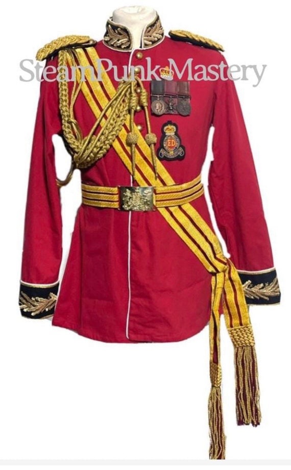 赤い将校ジャケット：サッシュと勲章をつけた儀式用の軍隊