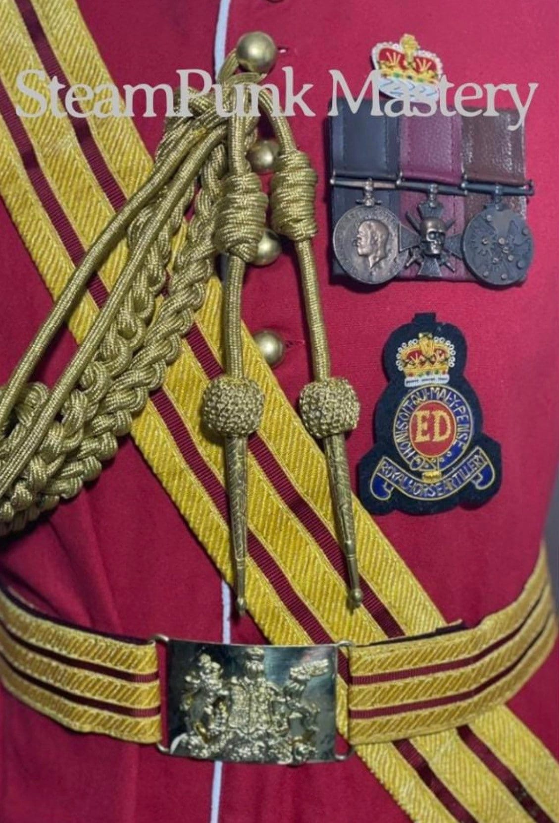 赤い将校ジャケット：サッシュと勲章をつけた儀式用の軍隊スタイル