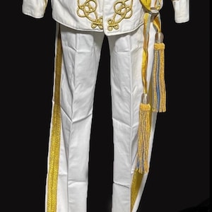 Può includere: Pantaloni bianchi con rifiniture dorate e un fiocco giallo e blu appeso alla cintura.