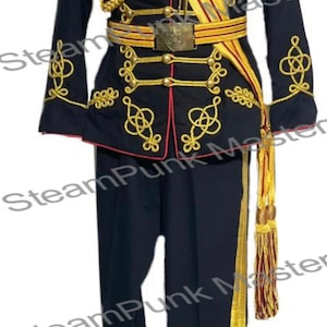 Op de afbeelding: Een marineblauw militair uniform met gouden galonversiering en rode bies. Het jack heeft een hoge kraag en een rij gouden knopen. De broek heeft een gouden streep langs de zijkant. Het uniform wordt compleet gemaakt met een gouden sjerp en een gouden kwast.
