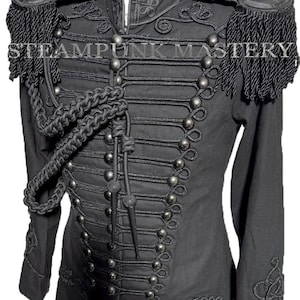 Może przedstawiać: Czarna kurtka w stylu steampunk z misternymi detalami. Posiada ozdobne plecionki, srebrne guziki, epolety z frędzlami oraz napis "STEAMPUNK MASTERY". Unikalny element garderoby na cosplay lub imprezy tematyczne.