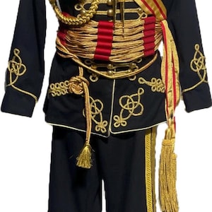 Könnte beinhalten: Eine schwarze Militäruniform mit goldenen Verzierungen und roten Akzenten. Die Uniform hat einen hohen Kragen, einen Gürtel mit goldener Schnalle und eine Schärpe mit goldenen Fransen. Die Uniform ist mit goldenen Knöpfen und Stickereien verziert.