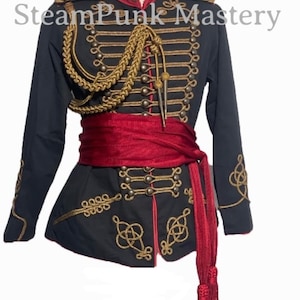 Może przedstawiać: Czarna kurtka w stylu wojskowym z złotymi ozdobami i guzikami. Kurtka ma czerwoną szarfę i złoty galon. Kurtka jest w stylu steampunk.