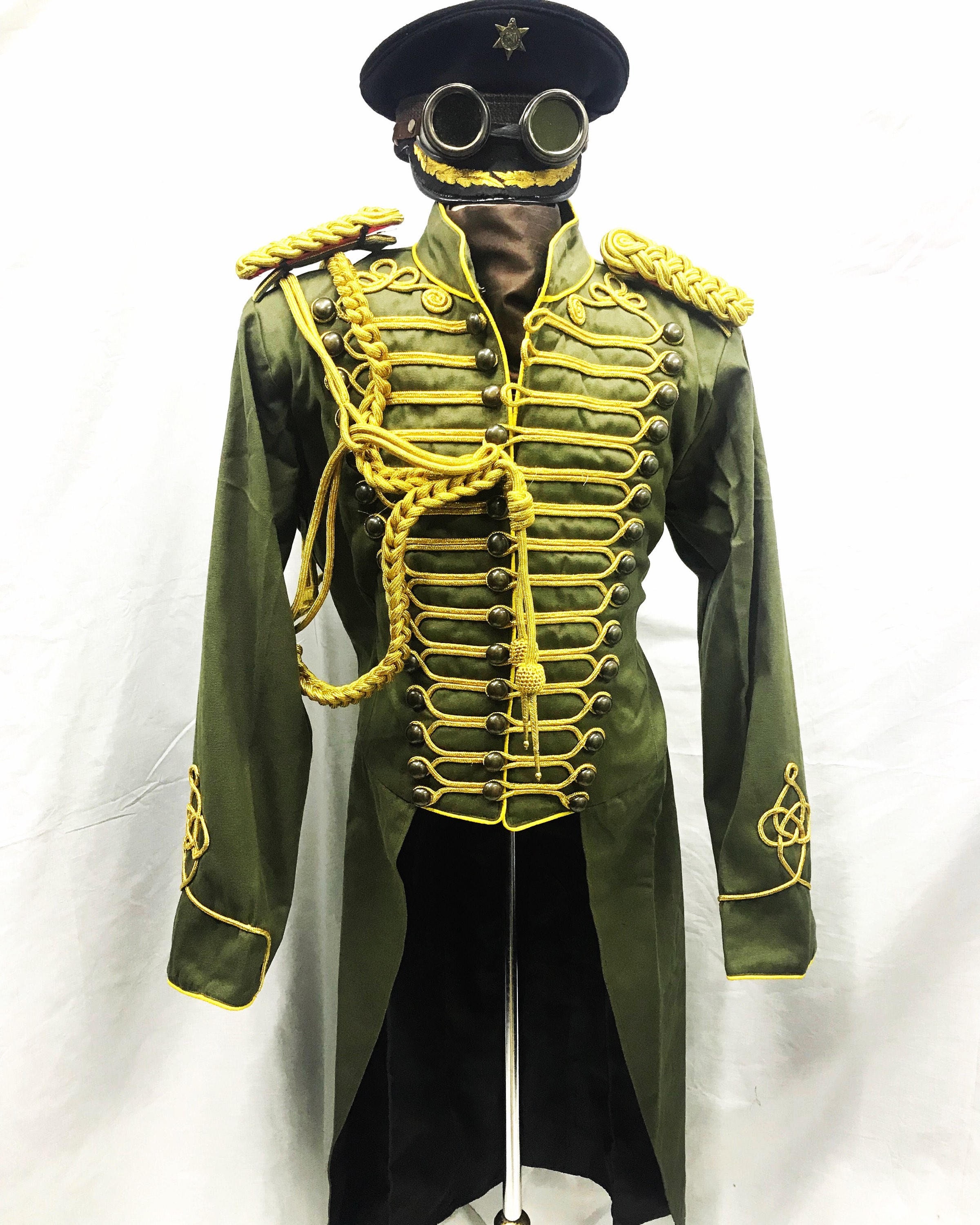 5 pcs tenue militaire l’armée d’Olivier avec de l’or tresse Hussar veste avec Aiguillette, épaulettes & armée hat avec coffre Goggles.size 44/46" 5 pcs tenue tenue tenue militaire l’armée d’Olivier avec de l’or tresse Hussar veste avec Aiguillette, épaulettes & armée hat avec coffre Goggles.size 44/46