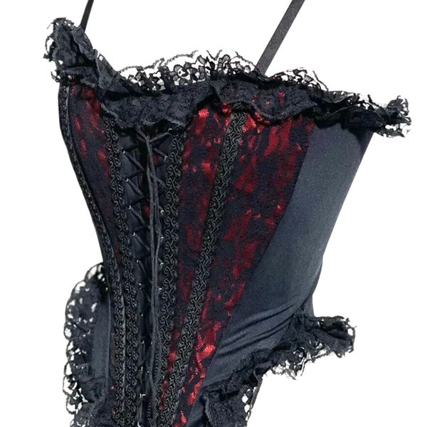 Corset gothique steampunk en dentelle noire avec armatures et volants noirs disponible en rouge et violet