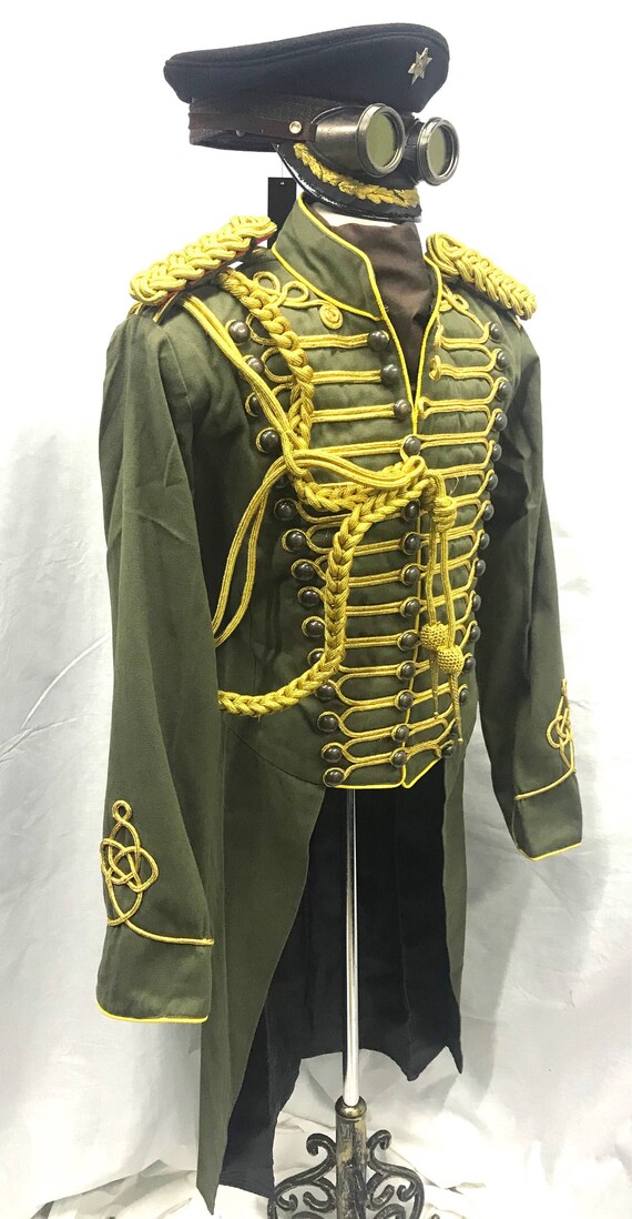 5 pcs tenue tenue tenue militaire l’armée d’Olivier avec de l’or tresse Hussar veste avec Aiguillette, épaulettes & armée hat avec coffre Goggles.size 44/46 5 pcs tenue tenue tenue militaire l’armée d’Olivier avec de l’or tresse Hussar veste avec Aiguillette, épaulettes & armée hat avec coffre Goggles.size 44/46