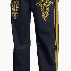 Può includere: Pantaloni neri con finiture dorate e ricami dorati decorativi. I pantaloni hanno una vita alta con bottoni dorati e una striscia dorata verticale sul lato. Il testo "STEAMPUNK MASTERY" è visibile.