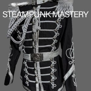 Może przedstawiać: Czarna kurtka steampunk z srebrnymi akcentami, w tym ozdobnymi wykończeniami, guzikami i epoletami. Kurtka ma wysoki kołnierz i szczegółową srebrną klamrę paska. Tekst "STEAMPUNK MASTERY" jest wyświetlany na górze kurtki.