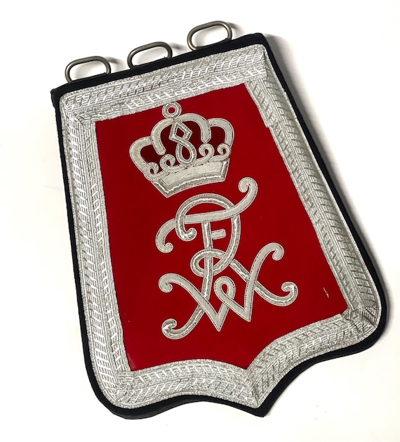 Solapa del Regimiento de Húsares de Turingia de Prusia montada en una  bolsa de sabretache negra ricamente