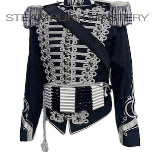 Puede incluir: Chaqueta negra de estilo militar con bordados y detalles plateados. Presenta charreteras, botones decorativos y una faja. La chaqueta tiene un cuello alto y un diseño detallado, adecuada para cosplay o eventos temáticos.