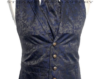 Peut inclure: Un gilet noir avec un motif paisley bleu et des boutons dorés. Le gilet a un col pointu et une seule poche sur le côté gauche.