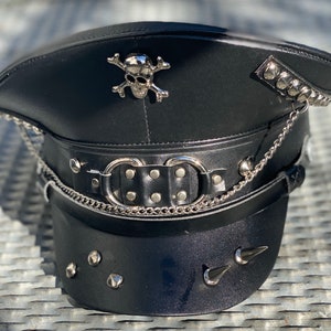 Industriële punk zwarte kunstleren hoed met kettingen en metalen met spikes