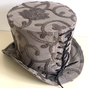 Elegante steampunk gothic handgemaakte hoge hoed van 57 cm