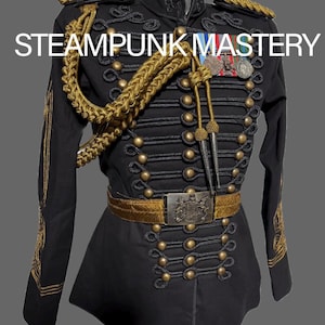 Può includere: Giacca nera in stile steampunk con dettagli dorati, tra cui finiture, bottoni e spalline. La giacca ha un colletto alto, una cintura dorata e la scritta "STEAMPUNK MASTERY". Design ispirato alle uniformi militari.