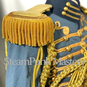 Kurtka husarska w kolorze atramentowym: złote plecionki, epolety i metalowe frędzle