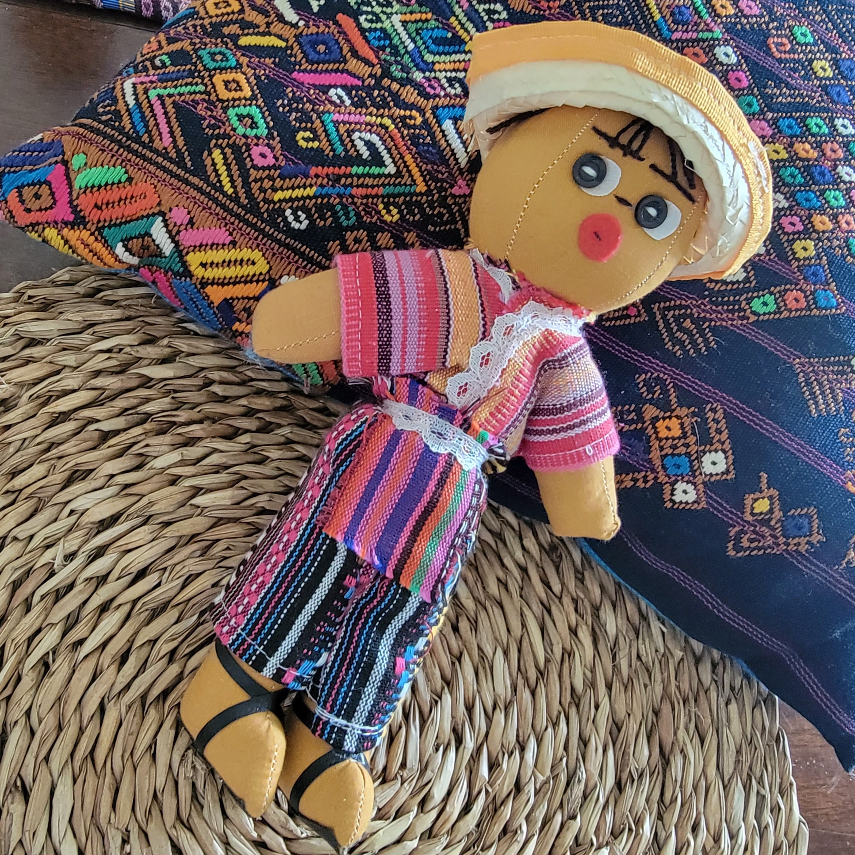 Muñecas guatemaltecas de la preocupacion sale