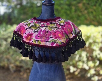 Capeleta floral tejida a mano vintage, poncho huipil guatemalteco con borlas
