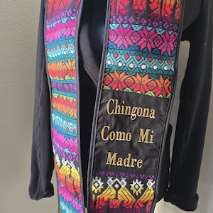 CHINGONA Como Mi Madre Abschlussschärpe, mehrfarbige Schärpe, lateinisches Abschlussband, Klasse von 2025 Guatemaltekisch