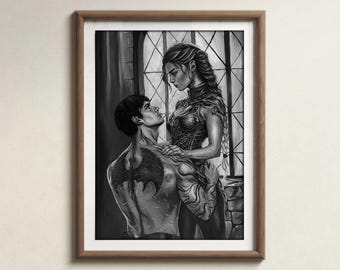 Può includere: Opera d'arte incorniciata in bianco e nero raffigurante due figure in un abbraccio romantico. La donna indossa un'armatura ornata, mentre l'uomo ha un tatuaggio sulla schiena. Lo sfondo presenta una finestra con un motivo a diamante.