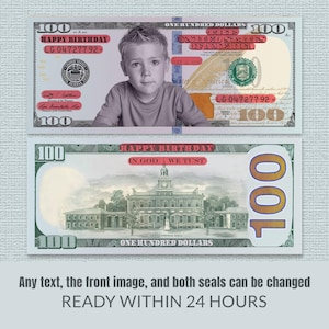 Puede incluir: Un diseño de billete de 100 dólares personalizado con el retrato de un niño en el anverso, con el texto HAPPY BIRTHDAY, THE UNITED STATES OF AMERICA e IN GOD WE TRUST. El reverso muestra el Independence Hall con el texto HAPPY BIRTHDAY.