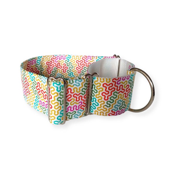 Dog collar with a Retro print.