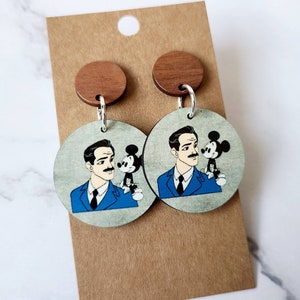Pendientes inspirados en Disney / Pendientes de Walt y Mickey / Estatua de pareja / Pendientes vintage / Pendientes de madera ligeros / Joyería hecha a mano