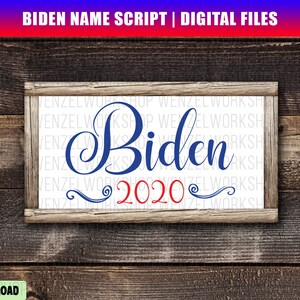 以下が含まれることがあります： 「バイデン 2020」と青い文字と赤い文字で書かれた白い看板。看板は木枠で囲まれており、古びた木の背景があります。