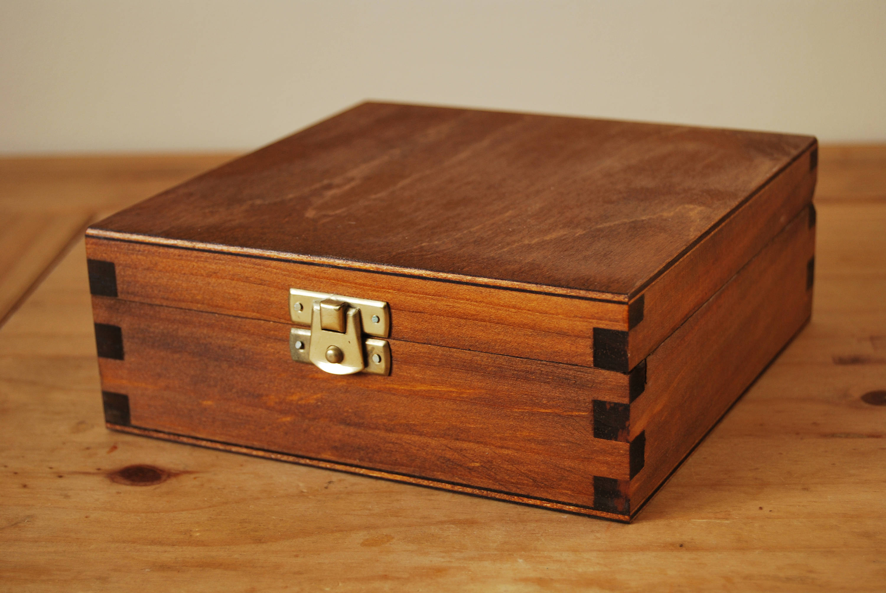 WOODEN BOX IN PURPLE COLOR LOCKABLE LATCH Collectable Decorative Boxes