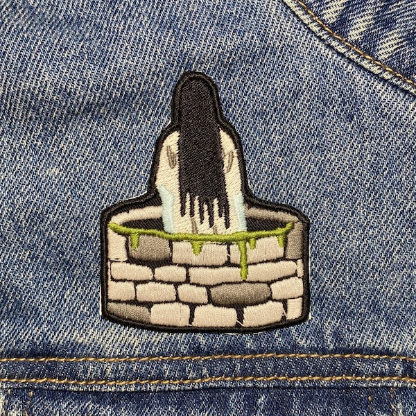Parche bordado de fantasma de pozo. Inspirado en películas de terror. Se puede planchar.