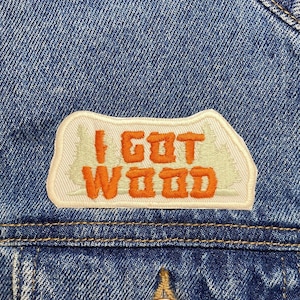 Broderad lapp med trämotiv. Skräckfilmsinspirerade lappar. Stryk-på baksidan.