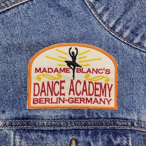 Naszywka haftowana Dance Academy. Naszywki inspirowane filmami grozy. Podszewka do prasowania.