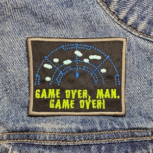 Game over, Mann. Gestickter Aufnäher. Horrorfilm inspirierte Aufnäher. Eisen auf Rückseite.