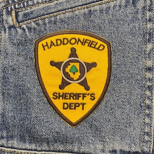 Broderad lapp med Haddonfield Sheriff-motiv. Skräckfilmsinspirerade lappar. Stryk-på-baksidan. bild 1