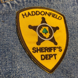 Broderad lapp med Haddonfield Sheriff-motiv. Skräckfilmsinspirerade lappar. Stryk-på-baksidan. bild 2