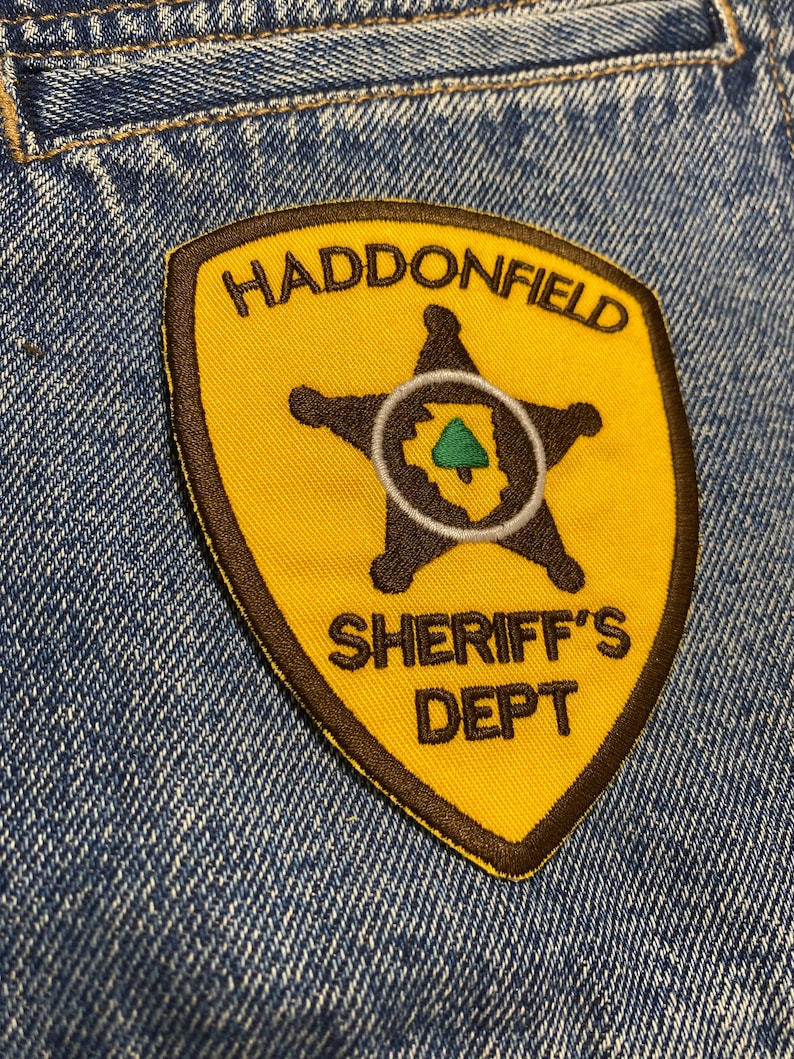 Broderad lapp med Haddonfield Sheriff-motiv. Skräckfilmsinspirerade lappar. Stryk-på-baksidan. bild 2