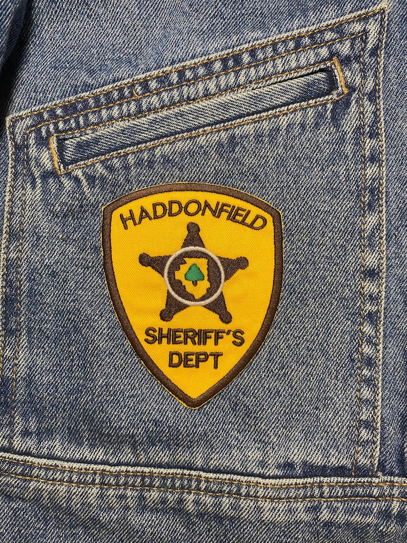 Broderad lapp med Haddonfield Sheriff-motiv. Skräckfilmsinspirerade lappar. Stryk-på-baksidan. bild 1