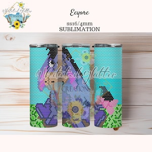 Pode incluir: Três designs de sublimação para um copo skinny de 20 oz com o Eeyore do Winnie the Pooh. Os designs são um mosaico de formas geométricas coloridas com um fundo azul. O texto "Eeyore" e "ss16/4mm SUBLIMATION" é visível na imagem.