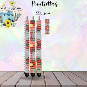 以下が含まれることがあります： 赤、緑、黄色のポインセチアのデザインが施された、グレーのビーズでできたペン先が3つ。デザインは、より小さなビーズのブレスレットにも繰り返されています。画像の上には「Poinsettia's SS10/3mm」というテキストがあります。