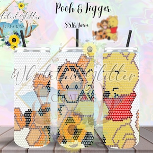 Op de afbeelding: Een set van drie 16 ounce roestvrijstalen tumblers met een ontwerp van Winnie de Poeh en Tigger. De tumblers zijn wit met een honingraatpatroon en bevatten een cartoonafbeelding van Winnie de Poeh en Tigger.