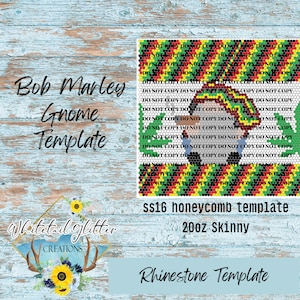 Puede incluir: Una plantilla de pedrería para un vaso delgado de 20 oz, con un diseño de gnomo de Bob Marley. El diseño incorpora los colores de la bandera rastafari. También se incluye el texto "ss16 honeycomb template".